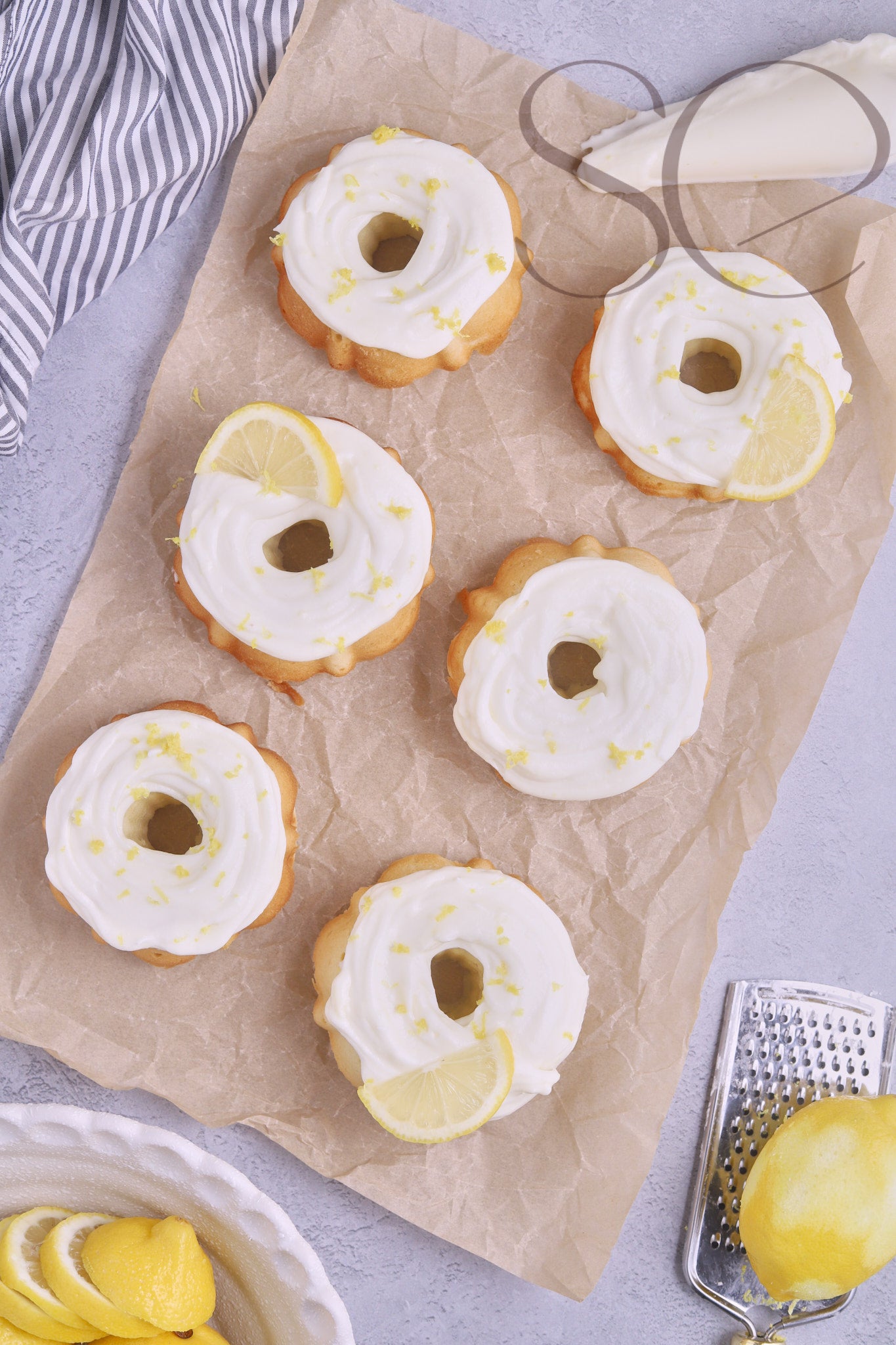 LEMON MINI BUNDT CAKES - SET 1 OF 6